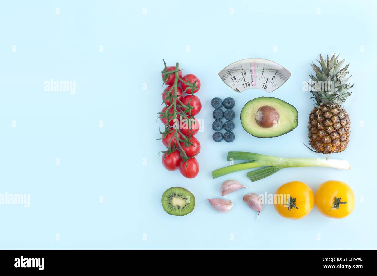 Diät-Bad Waage Design aus Obst und Gemüse Stockfoto