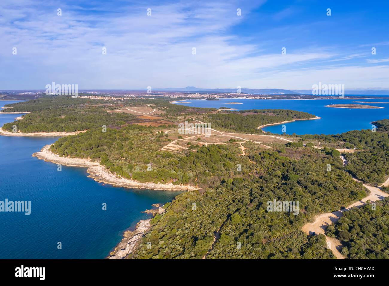 Ein Luftbild vom Kap Kamenjak, vielen Buchten und Inselchen, im Hintergrund Premantura und Medulin, Istrien, Kroatien Stockfoto