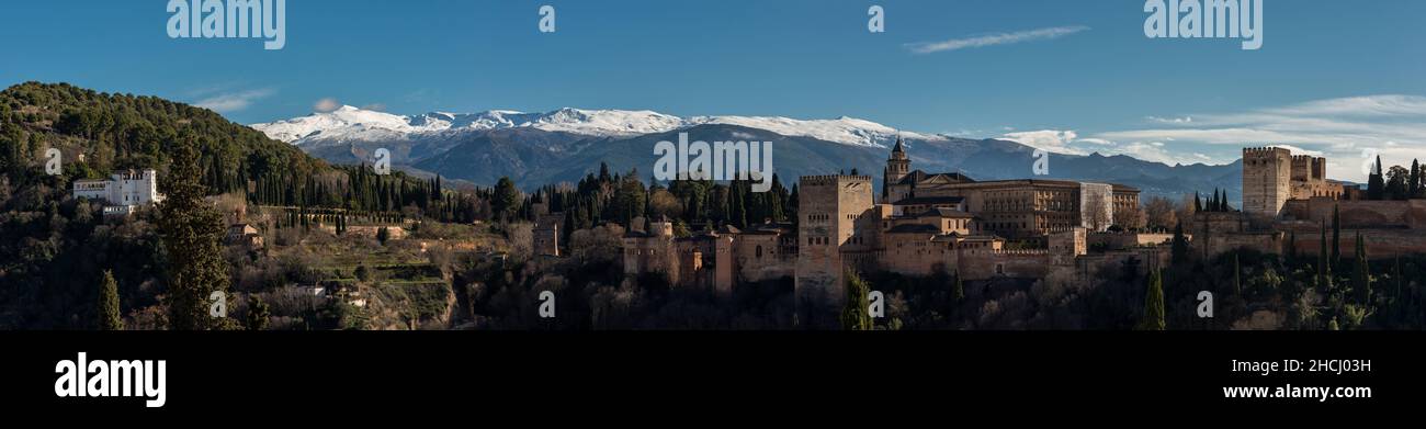 Alhambra Panoramablick vom Mirador de San Nicolas in Granada. Andalusien, Spanien mit Bergen der Sierra Nevada im Hintergrund - UNESCO Stockfoto