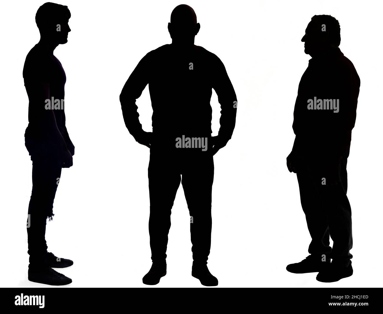 Silhouetten einer Gruppe von jungen, mittleren und älteren Männern Stockfoto
