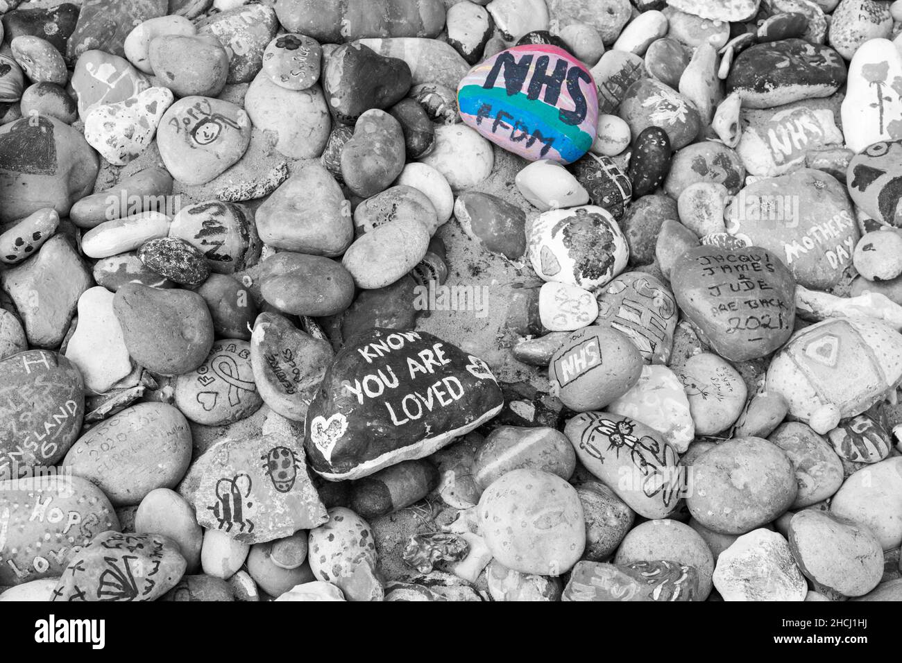 Avon Beach Pebbles – gemalte Kieselsteine auf Avon Beach, Mudeford, Christchurch, Dorset UK im August – selektive Farbgebung, Farbtupfer Stockfoto