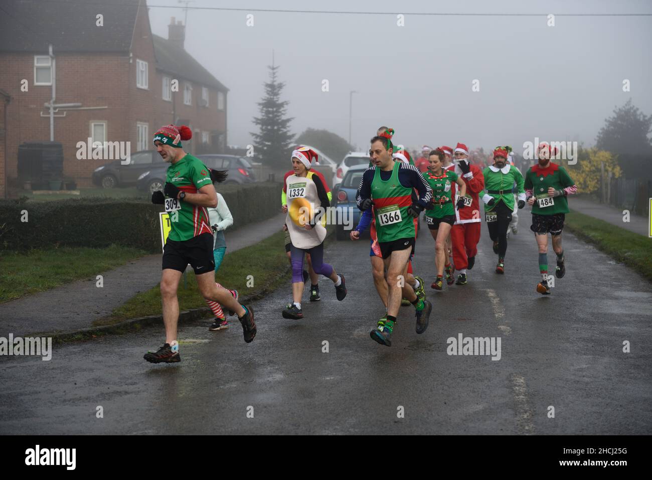 Hook Norton Harriers beginnt mit ihrem Weihnachtsgesandten in Hook Norton Oxfordshire England. 2021 Stockfoto