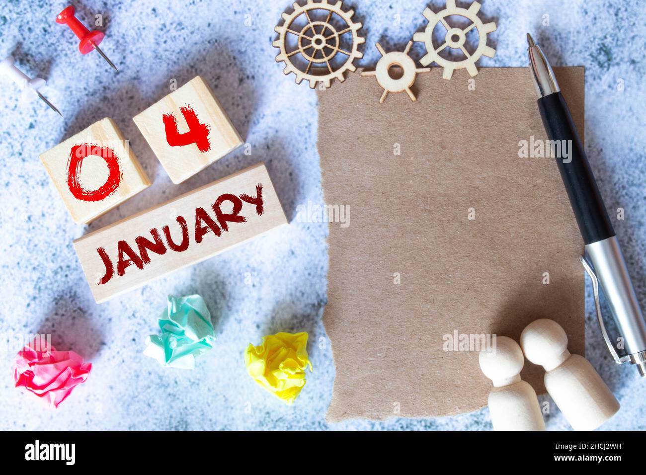 Januar 4th. Tag 4 des Monats. Holzwürfelkalender mit Datum Monat und Tag. Trendige klassische schwarze Farbe. Viele leere Seitenvorlagen für Tagesnotizen. Stockfoto