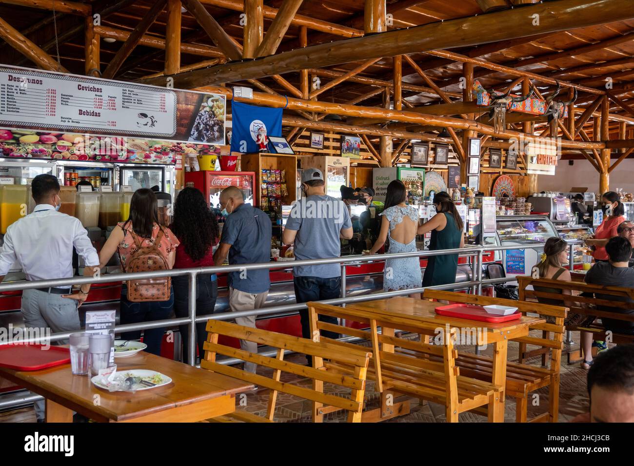 Gäste, die online in einem Selbstbedienungsrestaurant warten. Costa Rica, Mittelamerika. Stockfoto
