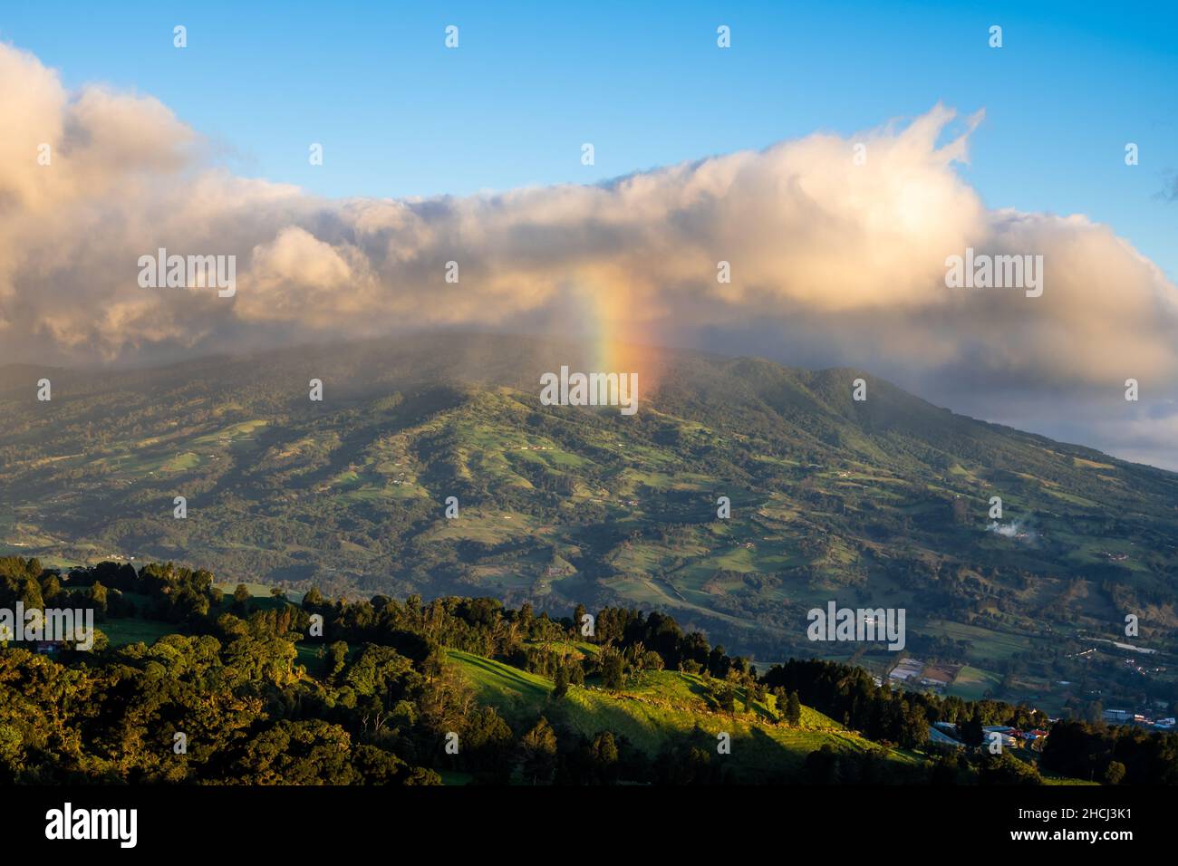 Wolken und Regenbogen über dem Vulkan Viejo. Parque Nacional Juan Castro Blanco. Costa Rica, Mittelamerika. Stockfoto