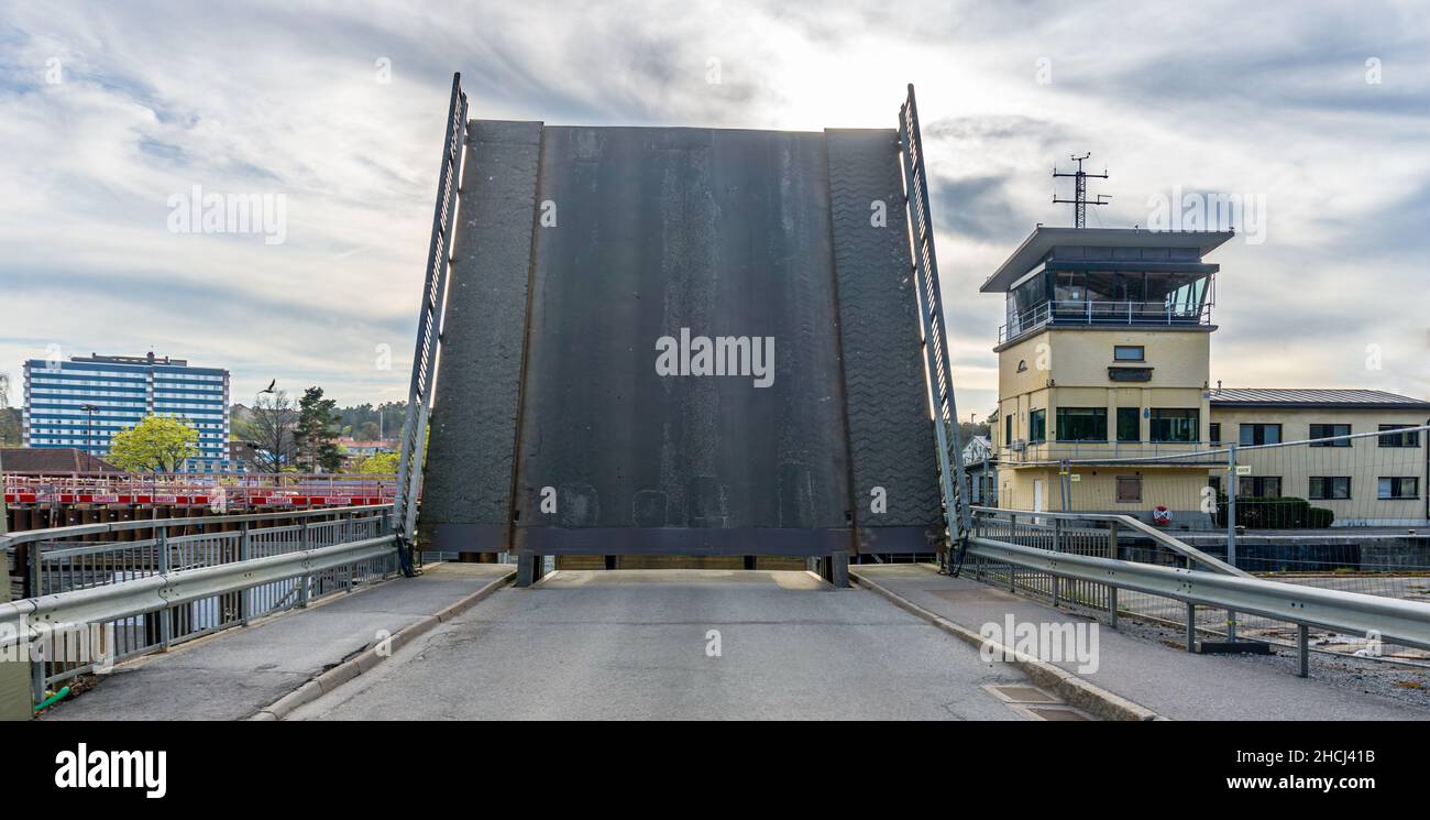 Sodertalje, Schweden - 11. Mai 2021: Bascule-Brücke während der erhöhten Teile der Brücke mit und überwachenden Turm Stockfoto