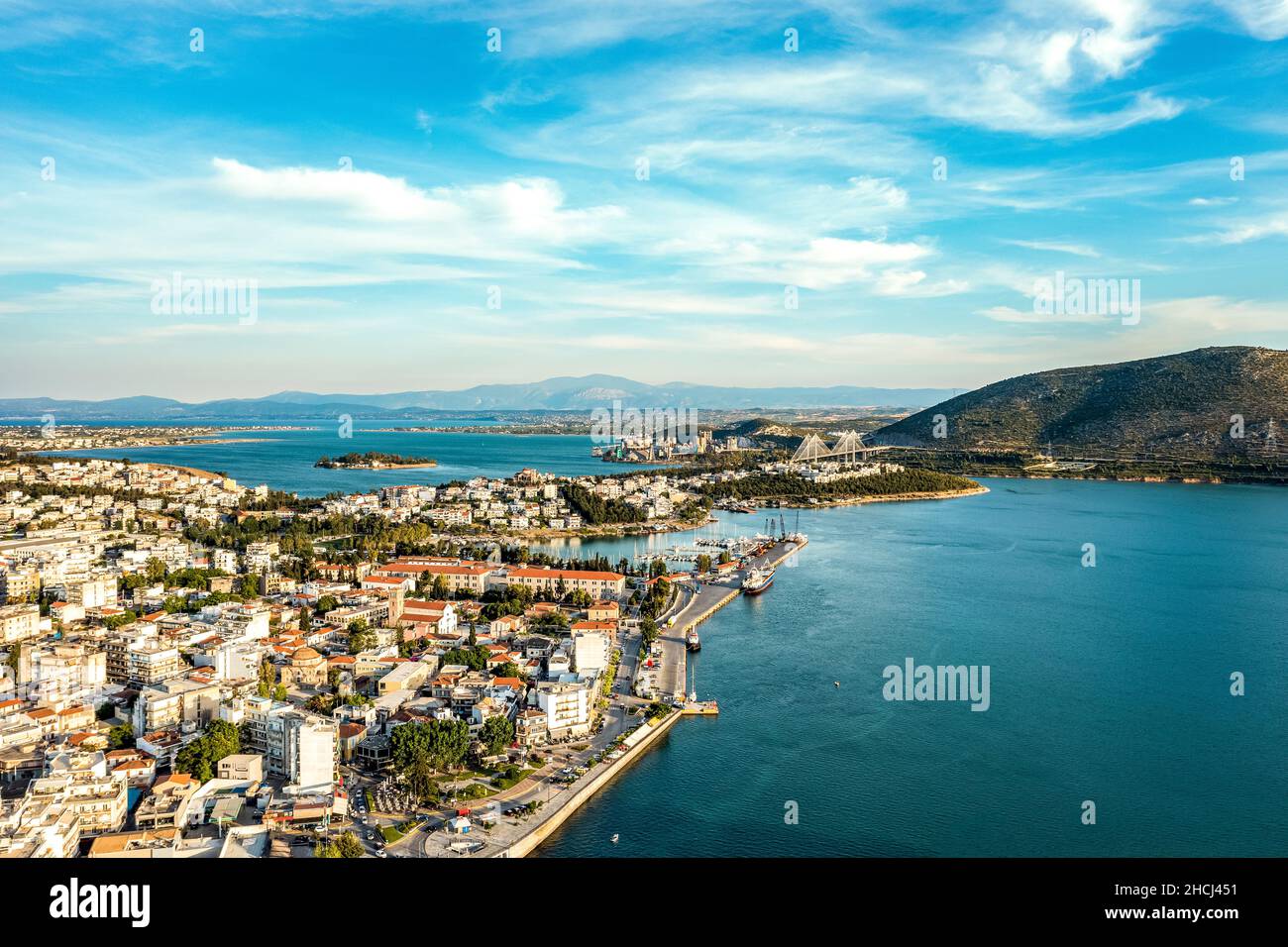 Panorama-Luftaufnahme der Stadt Chalkida in Zentral-Griechenland. Port und neue Hängebrücke im Hintergrund. Stockfoto