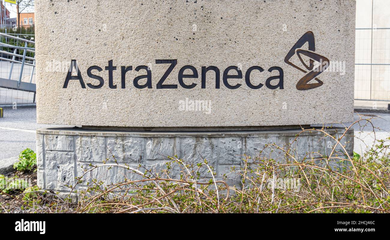 Sodertalje, Schweden - 11. Mai 2021: Logo des Pharmakonzernes AstraZeneca am Eingang zu seinen Einrichtungen Stockfoto