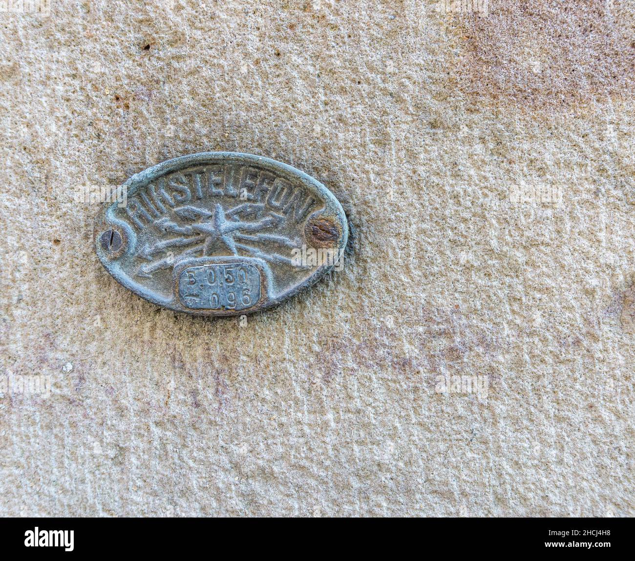 Stockholm, Schweden - 17. April 2021: Rundes Schild mit schwedischem Text, was die nationale Telefongesellschaft in Schweden bedeutet Stockfoto