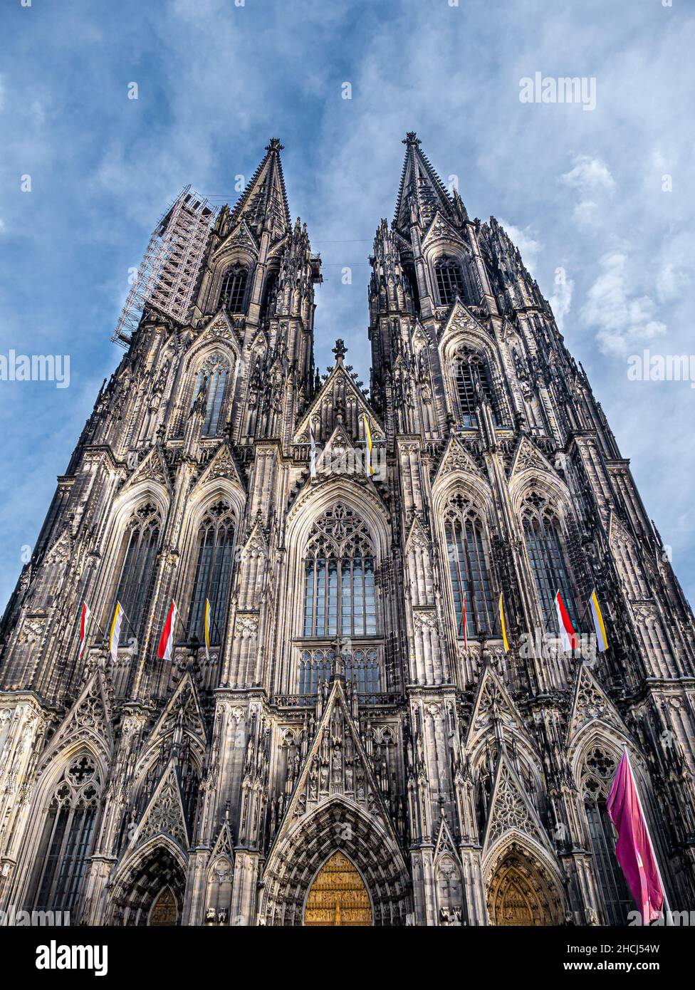 Haupttürme des Kölner Doms mit bunten Fahnen Stockfoto