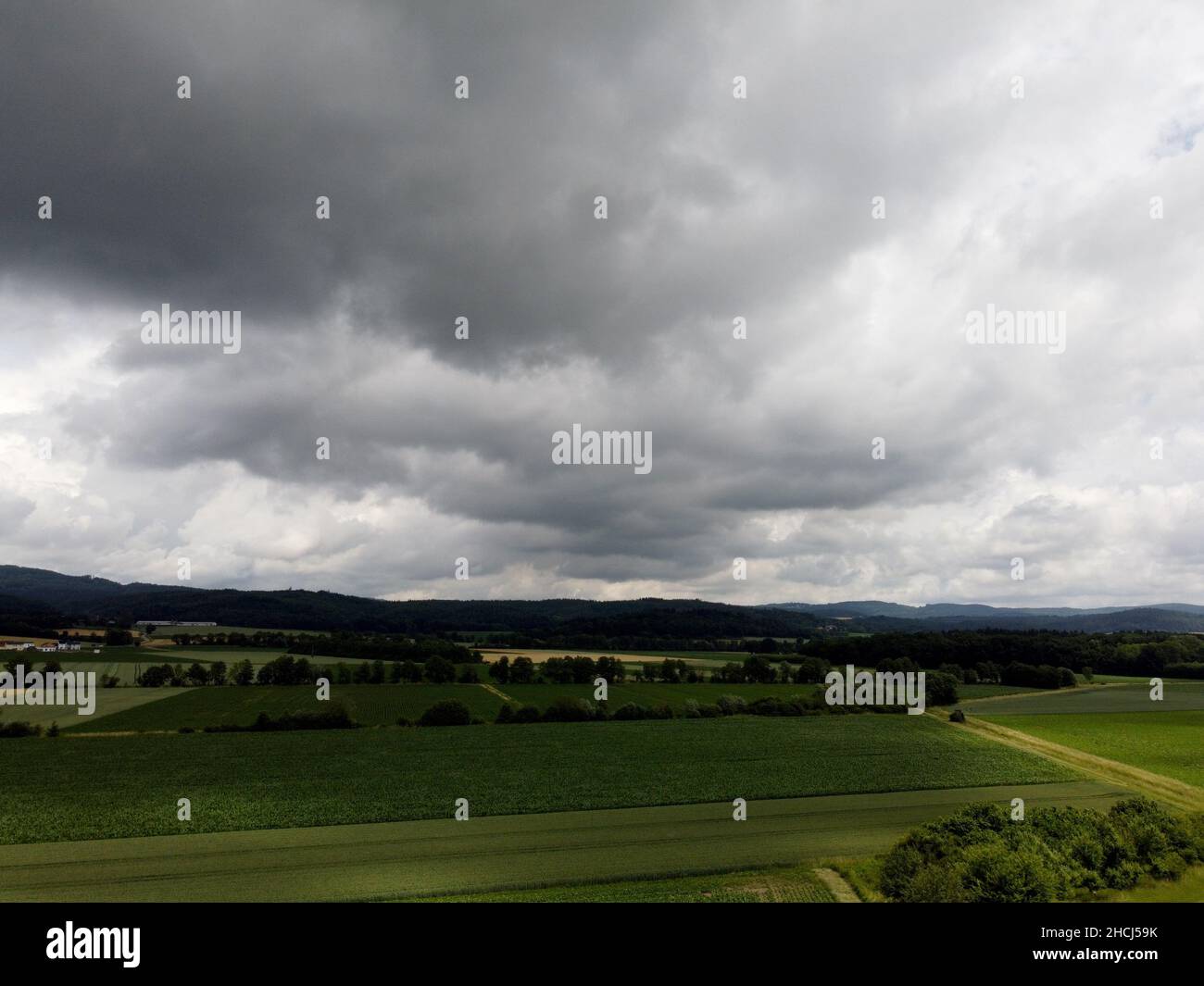 Die Landschaft der flachen ländlichen Gebiete mit den strengen Spaltungen unter dem düsteren Himmel Stockfoto