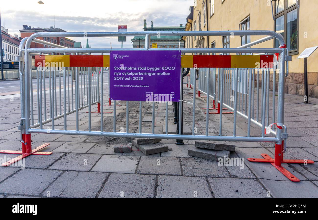 Stockholm, Schweden - 10. Mai 2021: Ein Hinweisschild besagt, dass die Stadt Stockholm zwischen dem Jahr 2019 und 8000 neue Parkplätze für Fahrräder errichtet Stockfoto