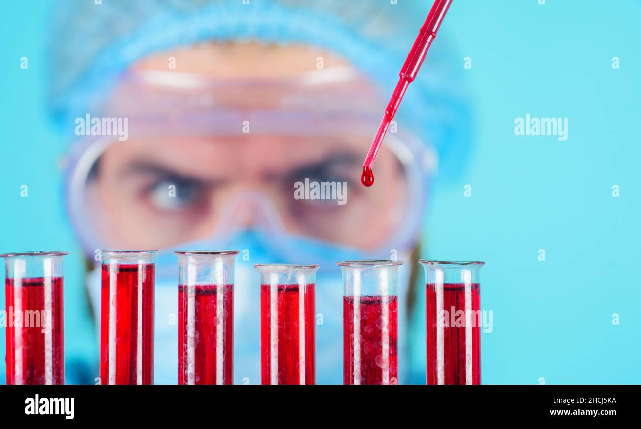 Wissenschaftler mit Reagenzgläsern, die Forschung betreiben. Laborant mit Blutprobe. Nahaufnahme. Medizinkonzept Stockfoto