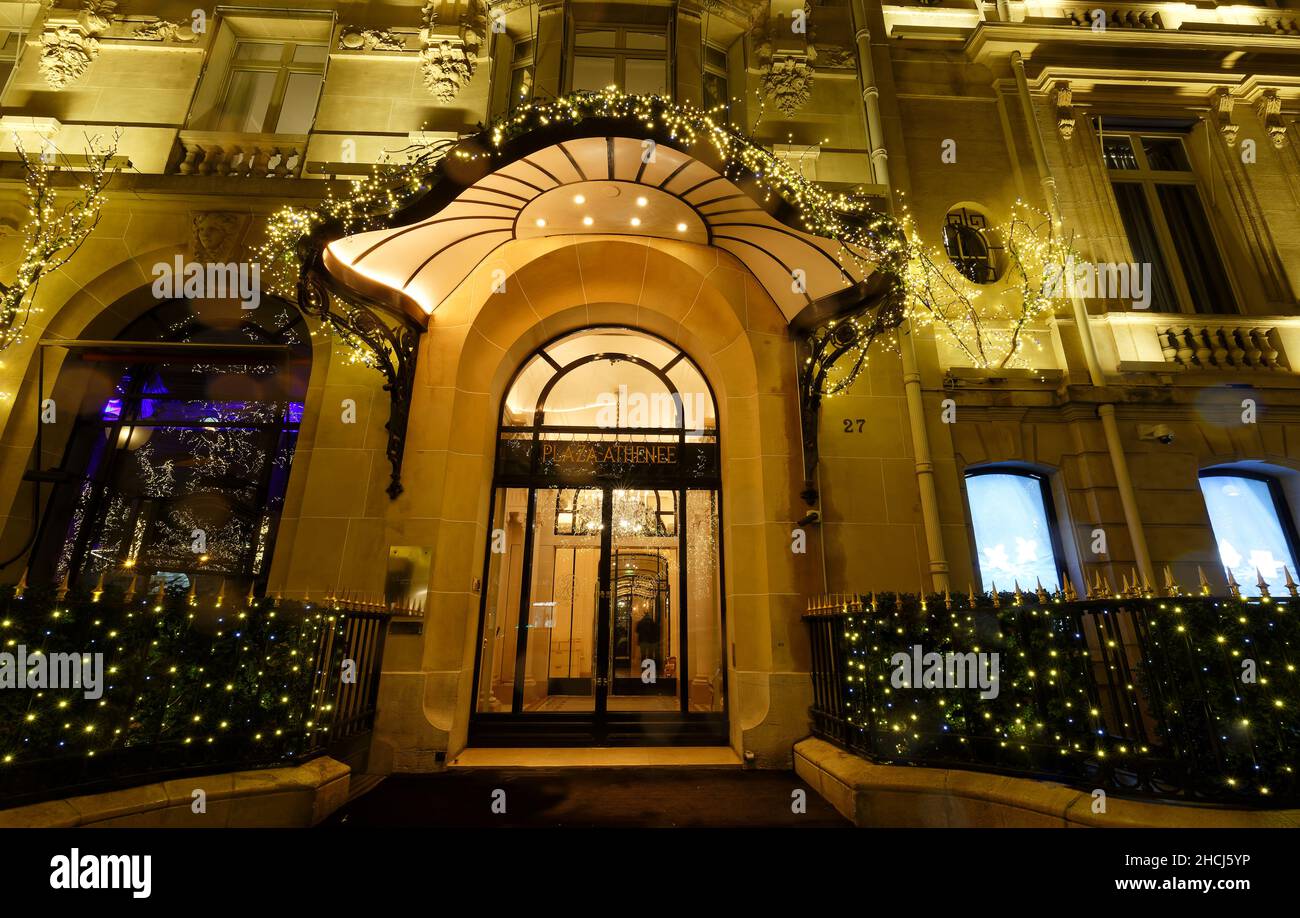 Das Hotel Plaza Athenee wurde zu Weihnachten 2021 dekoriert. Es ist ein historisches Luxushotel in Brunei in Paris, Frankreich. Es befindet sich an der 25 Avenue Stockfoto