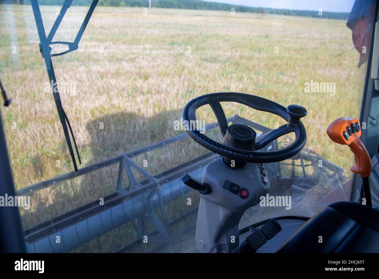 Der Blick aus der Kabine des Harvesters auf dem Feld. Im Inneren des Harvesters Stockfoto