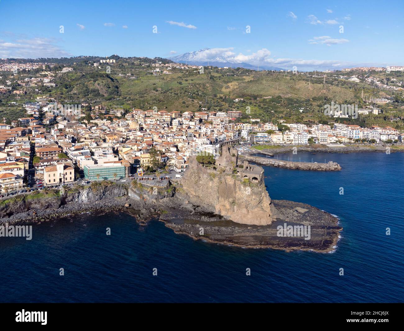 Luftpanoramic Ansicht von Acicastello das Meer Golf und seine normannische Burg - Sizilien Reise, Catania, Italien Stockfoto