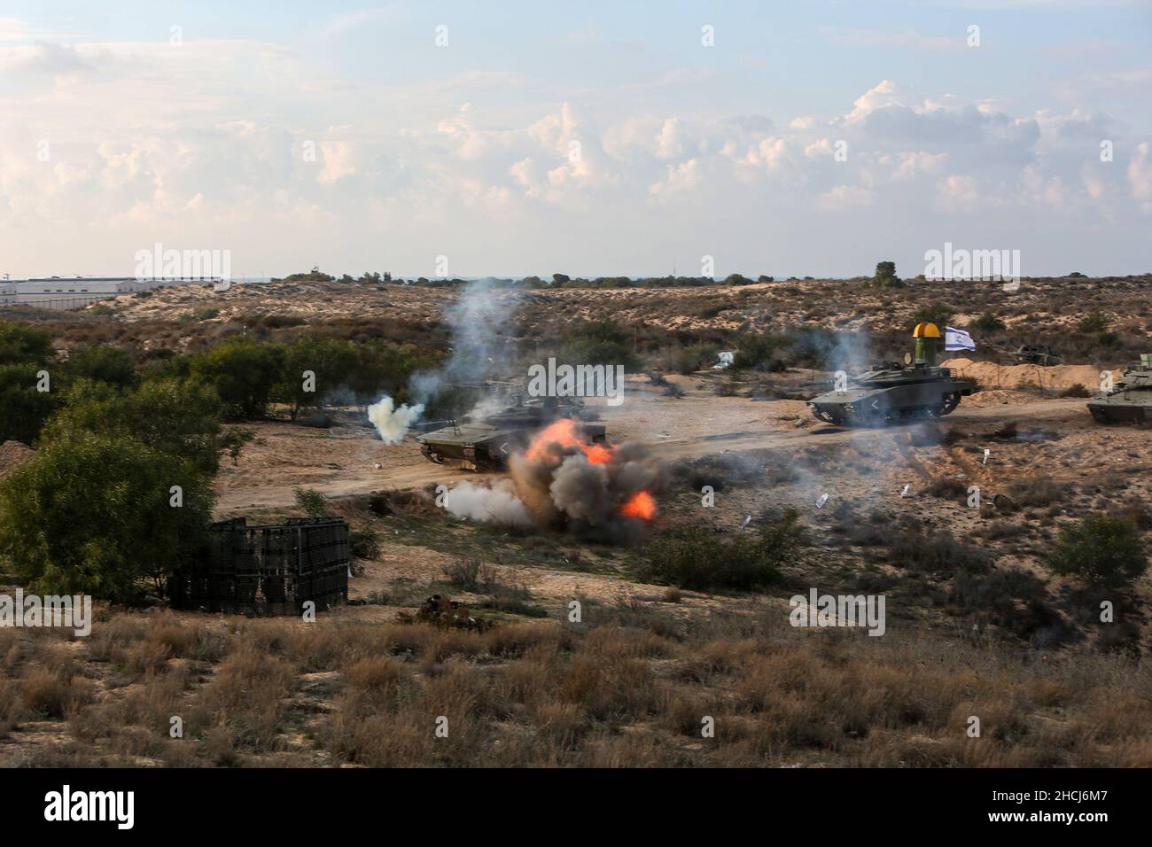 Palästinensische bewaffnete Gruppen nehmen am 29. Dezember 2021 in Rafah im südlichen Gazastreifen an einer Übung Teil, bei der ein Krieg gegen Israel simuliert wird. Stockfoto