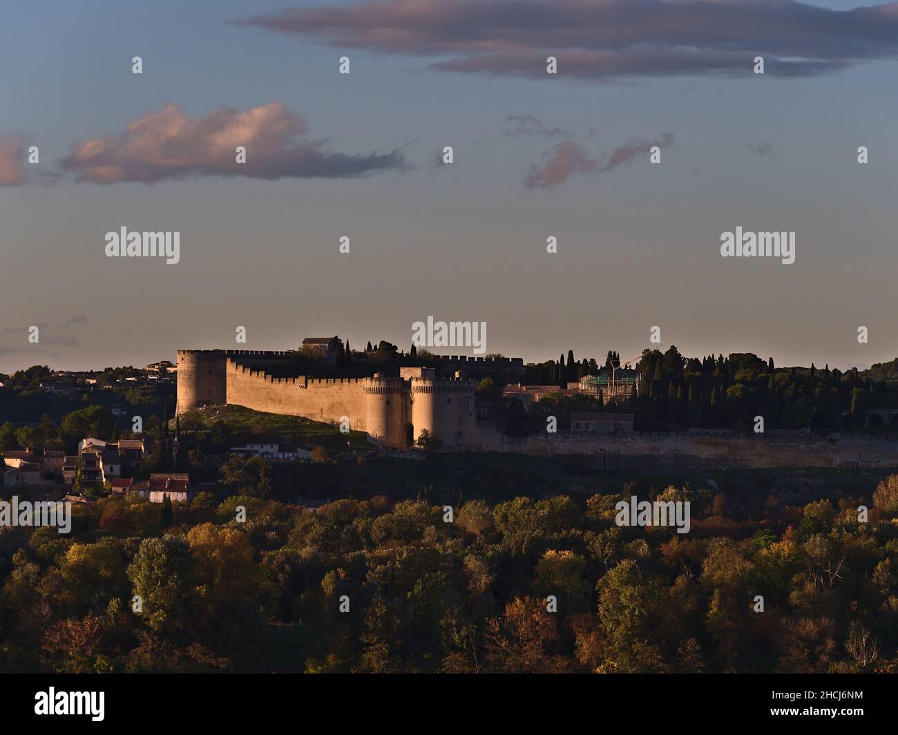 Ansicht der mittelalterlichen Festung Fort Saint-Andre (ca. 14th Jahrhundert) in der Abendsonne in der Herbstsaison vom Rocher des Doms in Avignon, Frankreich aus gesehen. Stockfoto