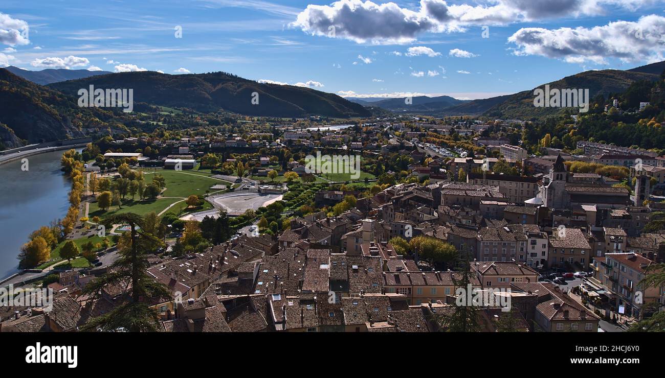 Schöner Panoramablick über das historische Zentrum der Altstadt von Sisteron, Provence, Frankreich mit Gebäuden und Kirche am Ufer der Durance. Stockfoto
