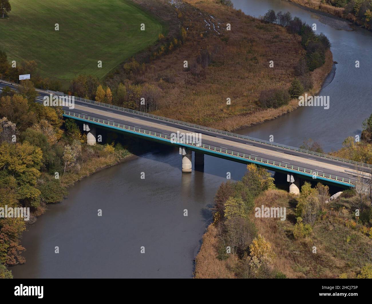 Luftaufnahme einer Straßenbrücke (Autobahn A51) über den Fluss Durance im Norden der Stadt Sisteron in der Provence, Frankreich an sonnigen Herbsttag. Stockfoto