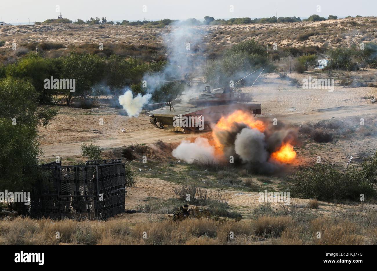 Gaza, Palästina. 29th Dez 2021. Eine Explosion in der Nähe eines gefälschten israelischen Panzers während der militärischen Übung „Al-Rokn Al Shadeed 2“, die von den palästinensischen militärischen Flügeln in Rafah im südlichen Gazastreifen organisiert wurde. Kredit: SOPA Images Limited/Alamy Live Nachrichten Stockfoto