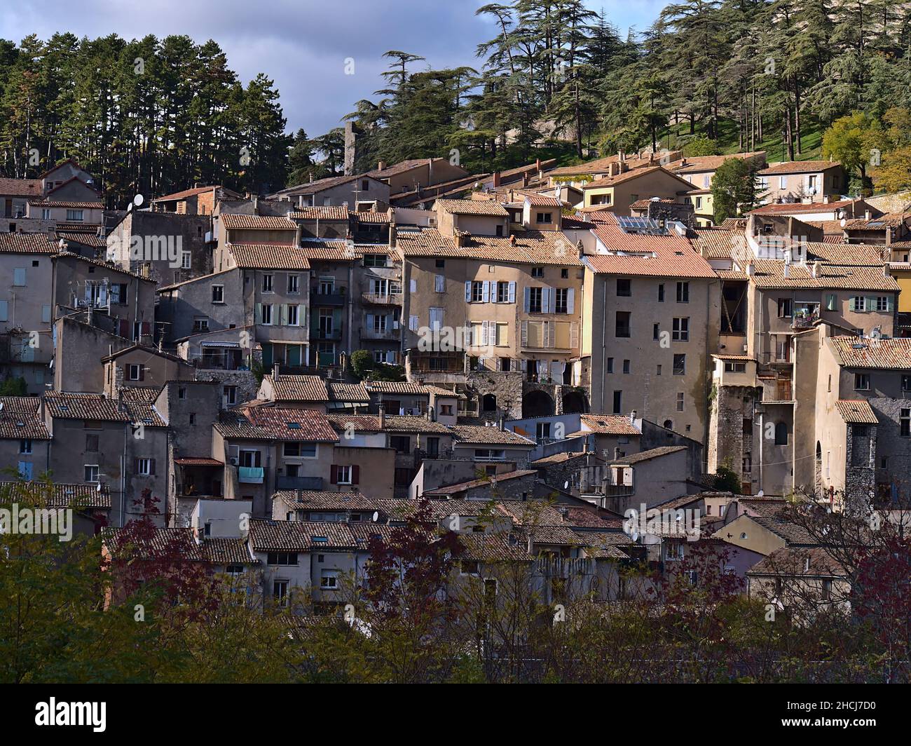Schöne Aussicht auf die historische Innenstadt der kleinen Stadt Sisteron in der Provence, Frankreich mit charakteristischen alten Gebäuden dicht beieinander stehen. Stockfoto