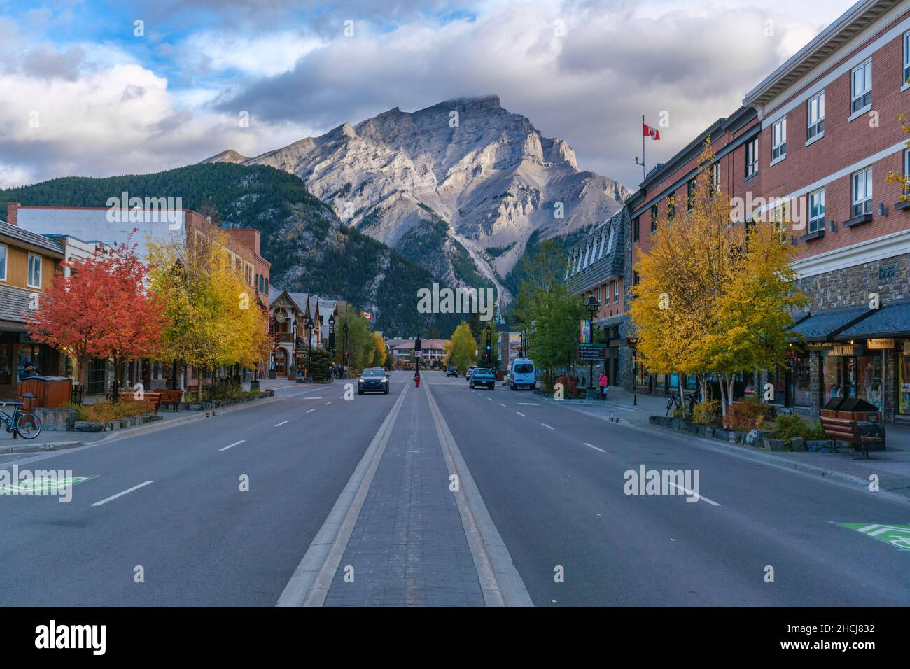 Banff, Kanada - 30. September 2021: Banff Avenue und Cascade Mountain während der Herbstsaison. Stockfoto