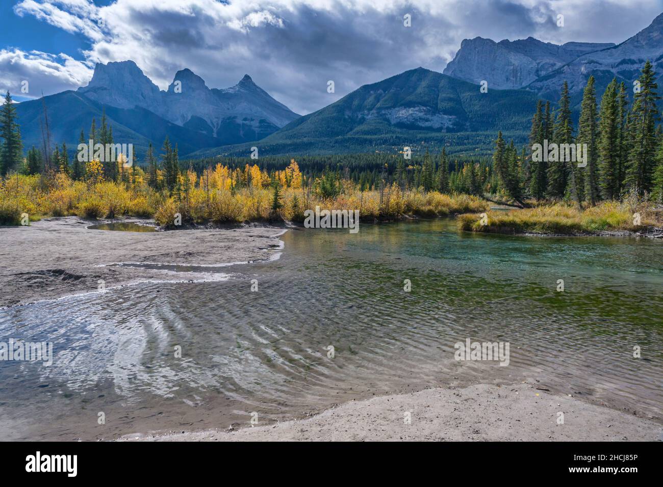 Three Sisters Mountains in den Kanadischen Rockies bei Canmore Stockfoto
