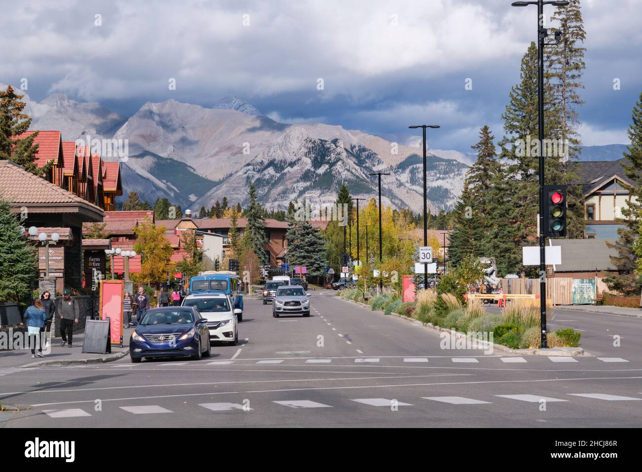 Banff, Kanada - 30. September 2021: Banff Avenue während der Herbstsaison. Stockfoto