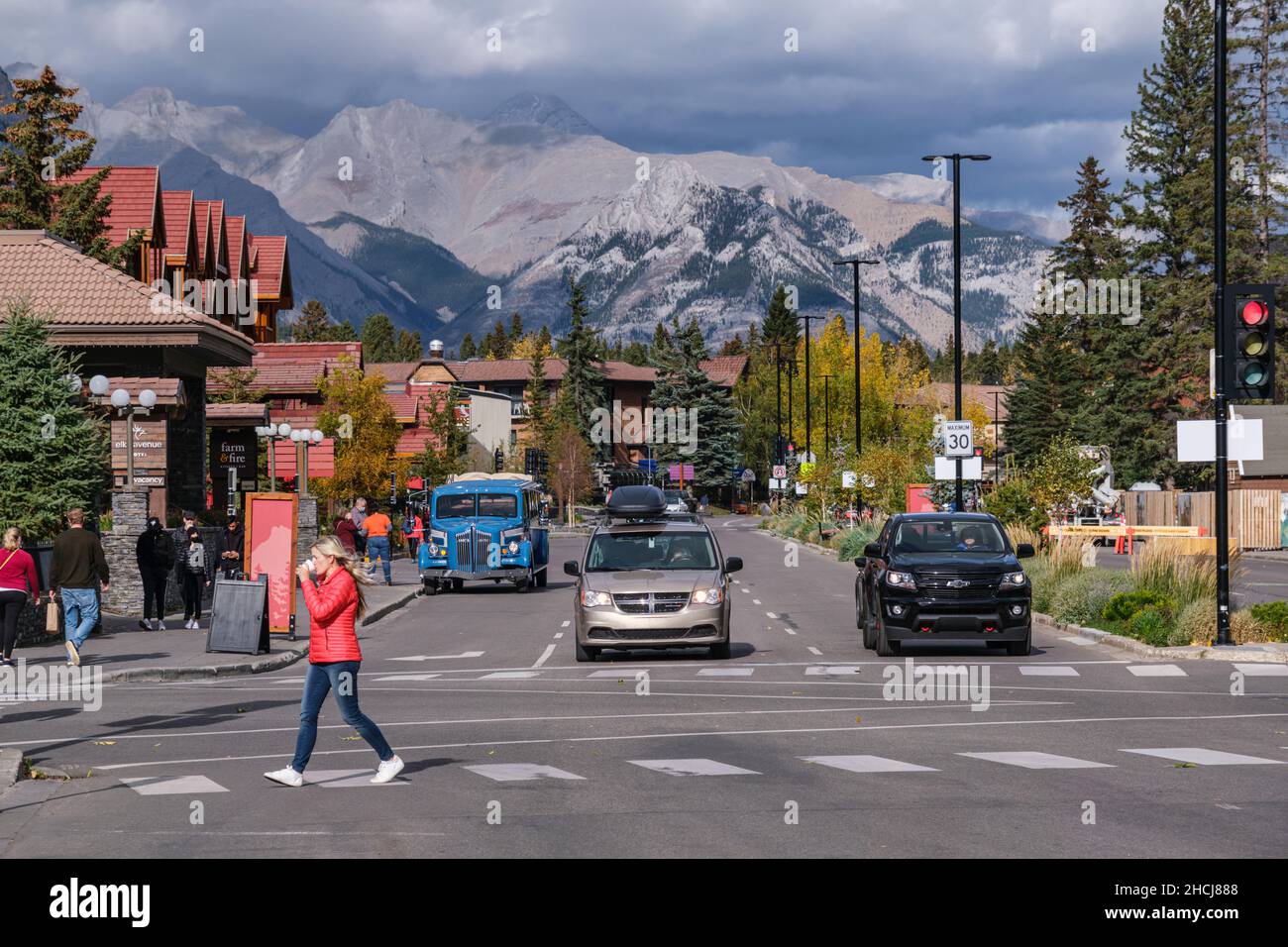 Banff, Kanada - 30. September 2021: Banff Avenue während der Herbstsaison. Stockfoto