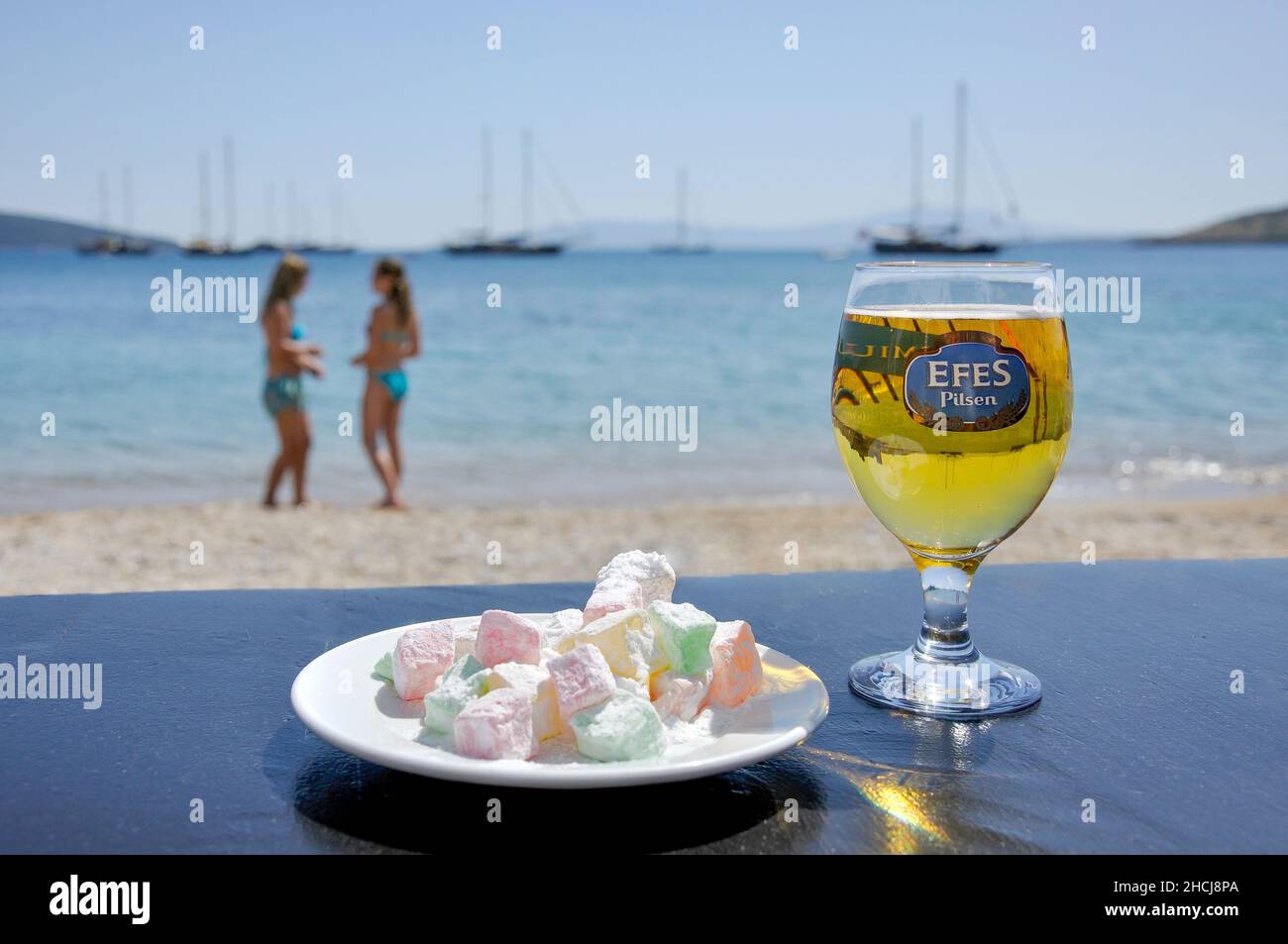 Flasche Efes Pilsen Bier und türkische Delight Süßwaren auf dem Tisch, Bodrum Beach, Bodrum, Mugla Provinz, Türkei Stockfoto
