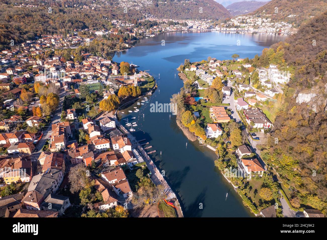 Lavena Ponte Tresa an der Schweizer italienischen Grenze Luftaufnahme Stockfoto
