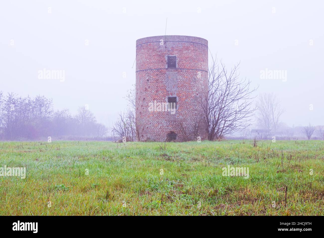 Schöne Aufnahme eines alten Silos im Nebel Stockfoto