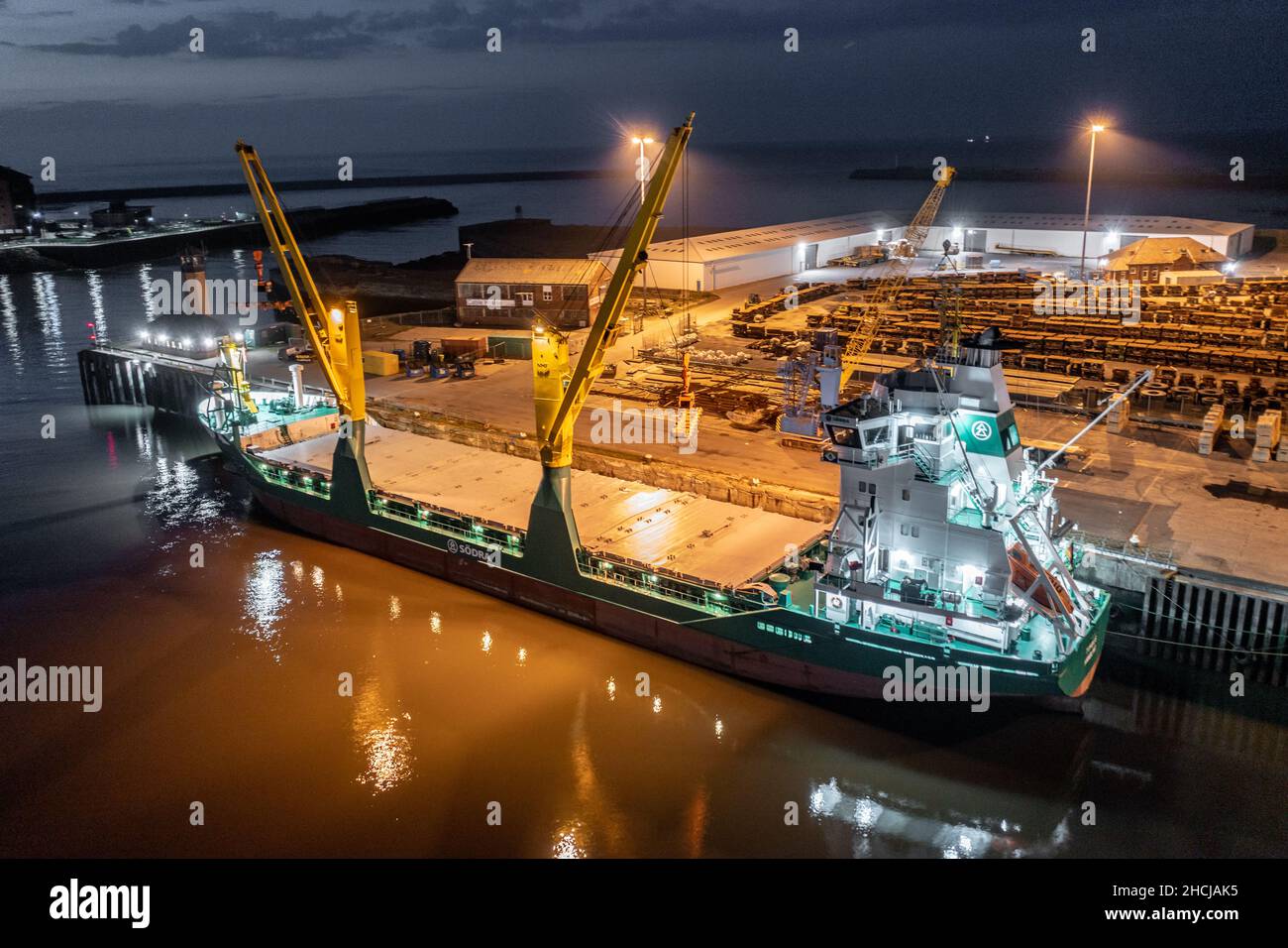 Schiff verladen Fracht an Docks in der Nacht Stockfoto