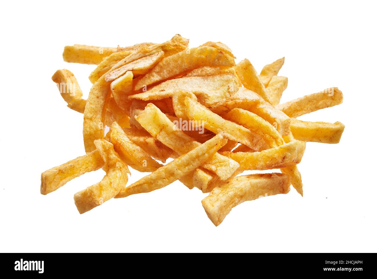 Ein Haufen frittierter französischer Kartoffeln auf weißem Hintergrund isoliert Stockfoto