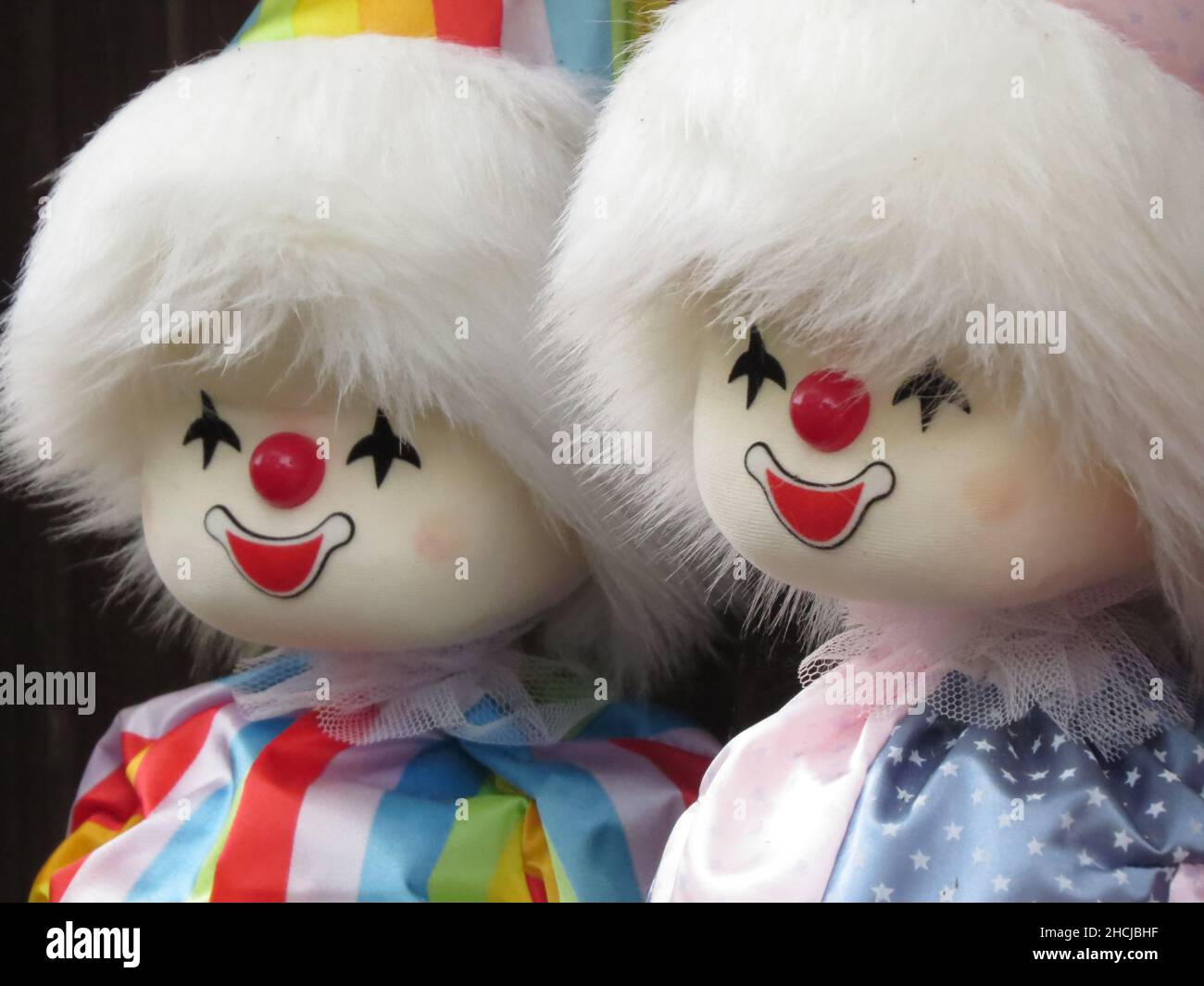 Nahaufnahme von zwei alten Clownpuppen Stockfoto