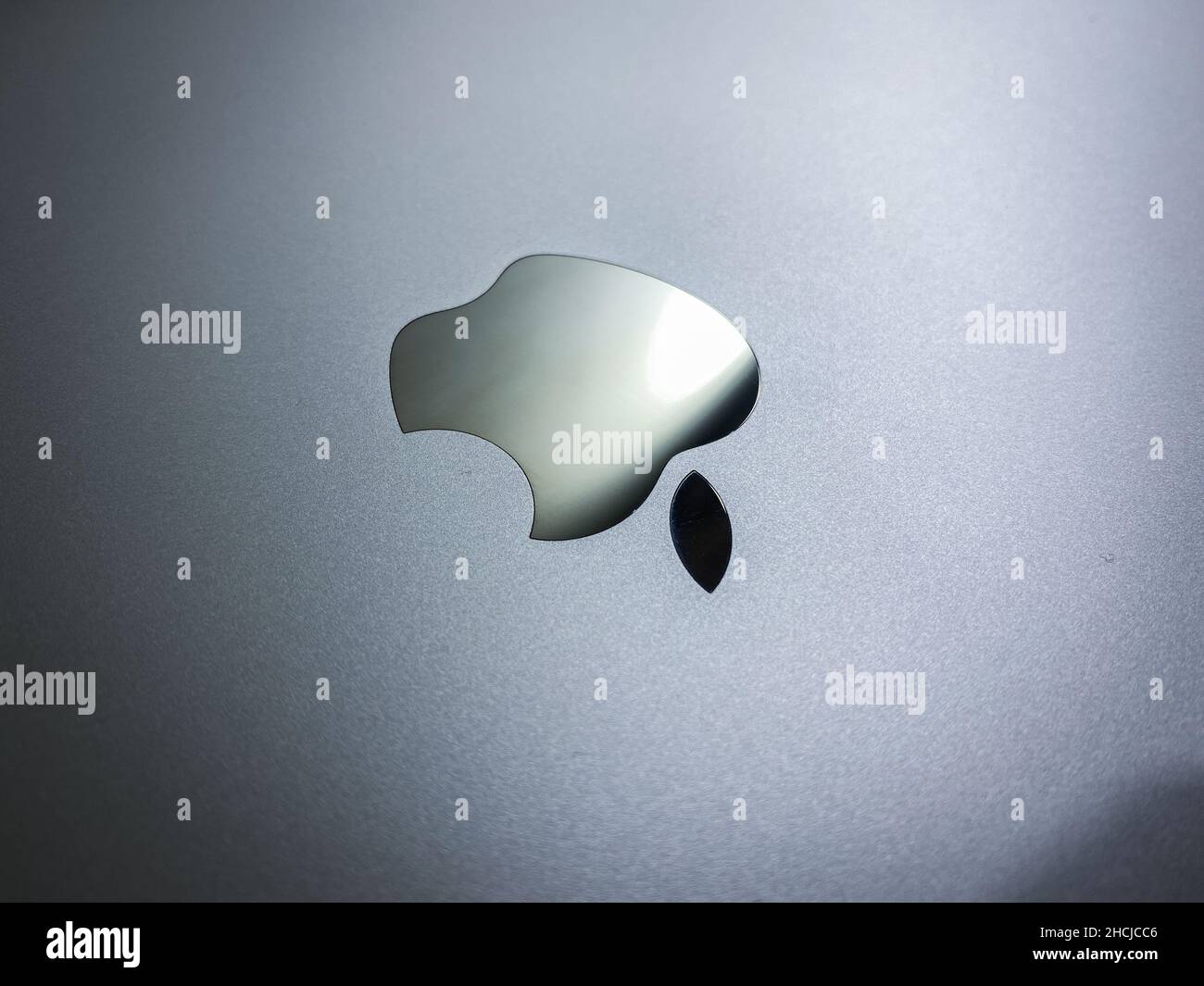 Apple-Logo auf einem MacBook Air mit einem M1-Chip in Nis, Serbien Stockfoto