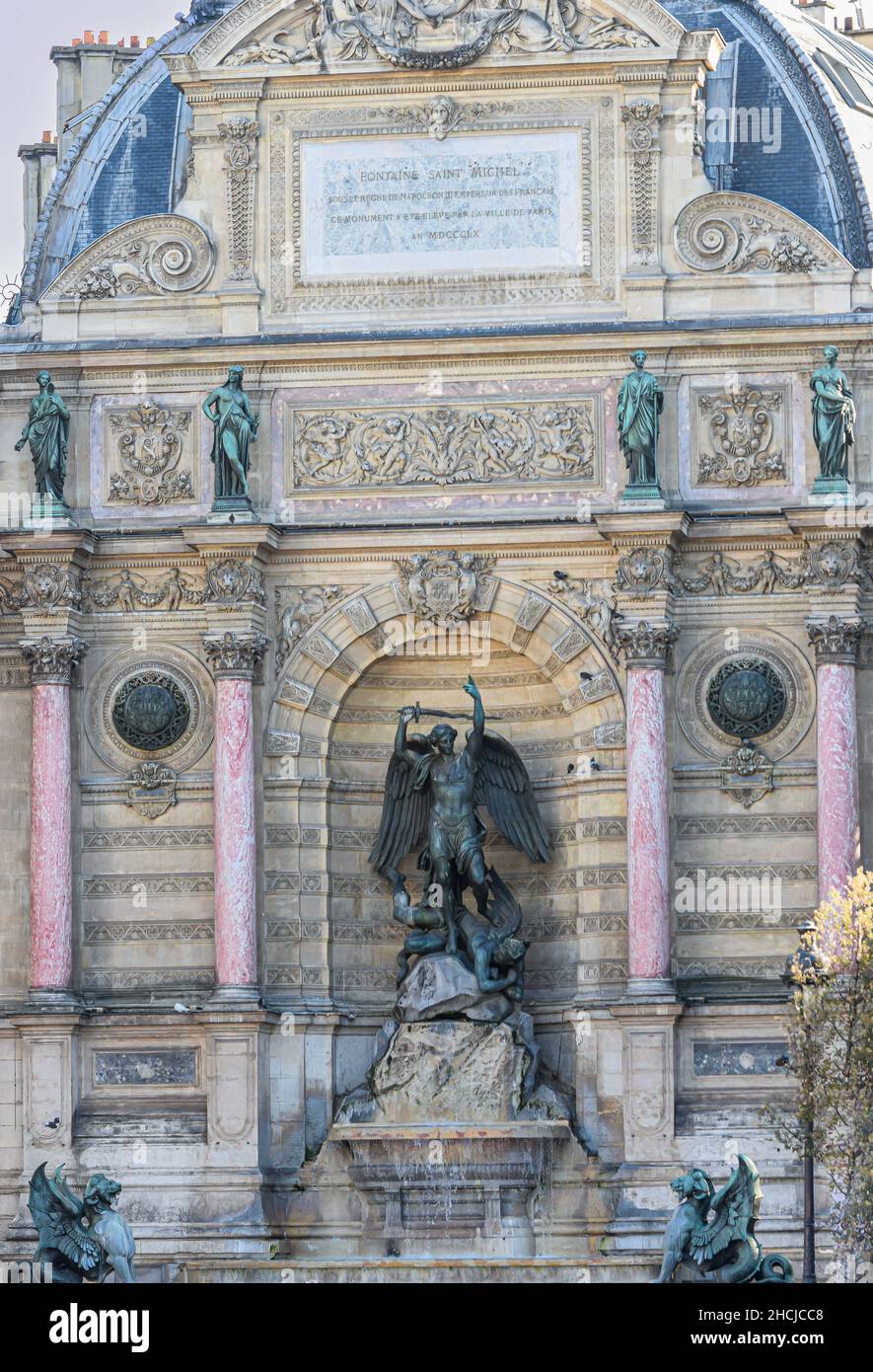 Fuente de san miguel de arquitectura ecléptica siglo XIX en Paris, Francia.JPG Stockfoto