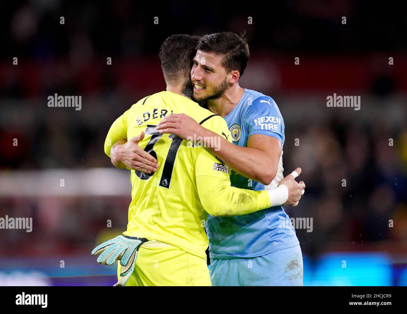 Manchester City-Torhüter Ederson (links) umarmt Ruben Dias am Ende des Spiels der Premier League im Brentford Community Stadium, London. Bilddatum: Mittwoch, 29. Dezember 2021. Stockfoto