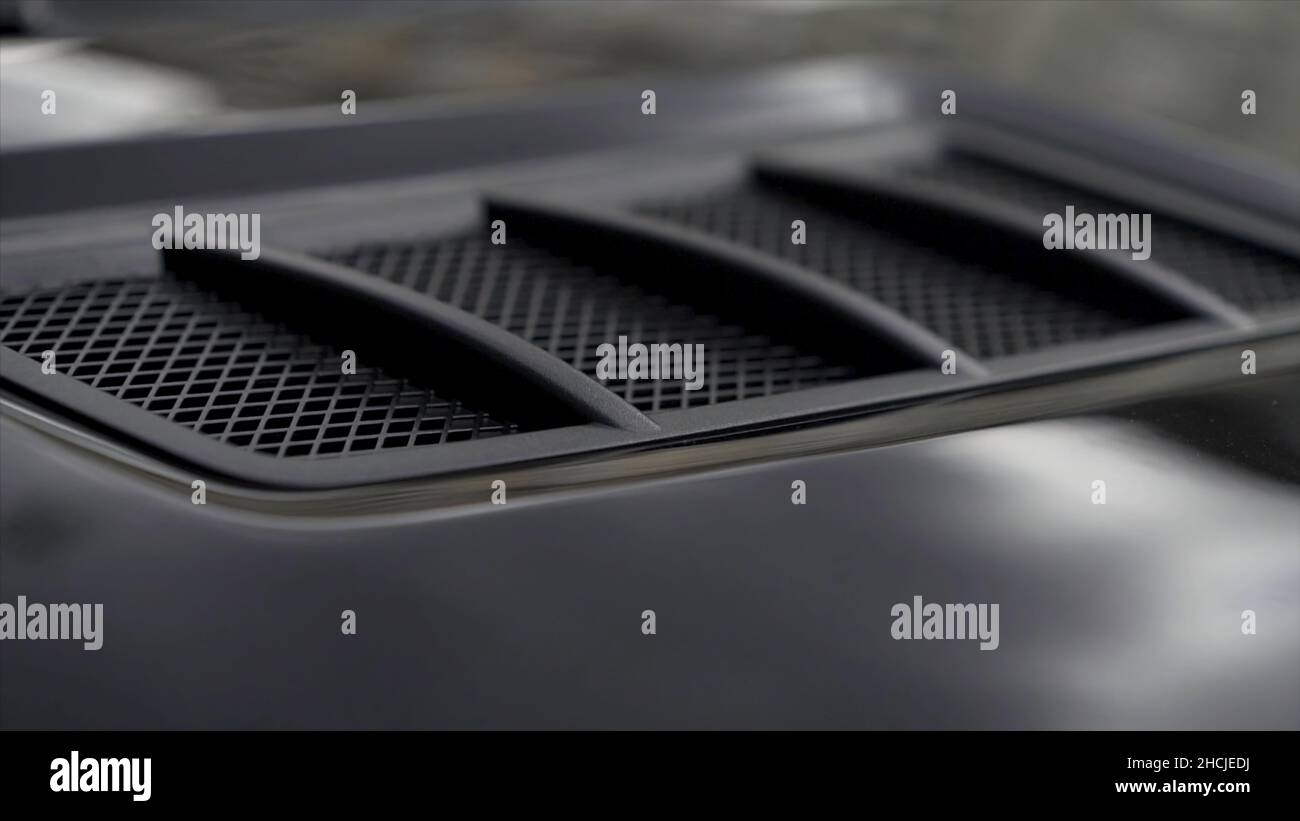 Nahaufnahme für Details der Lüftungsöffnungen auf der Motorhaube eines  modernen schwarzen Autos. Auto außen Hintergrund Detail der Lufteinlass in  der Haube, Design-Konzept Stockfotografie - Alamy