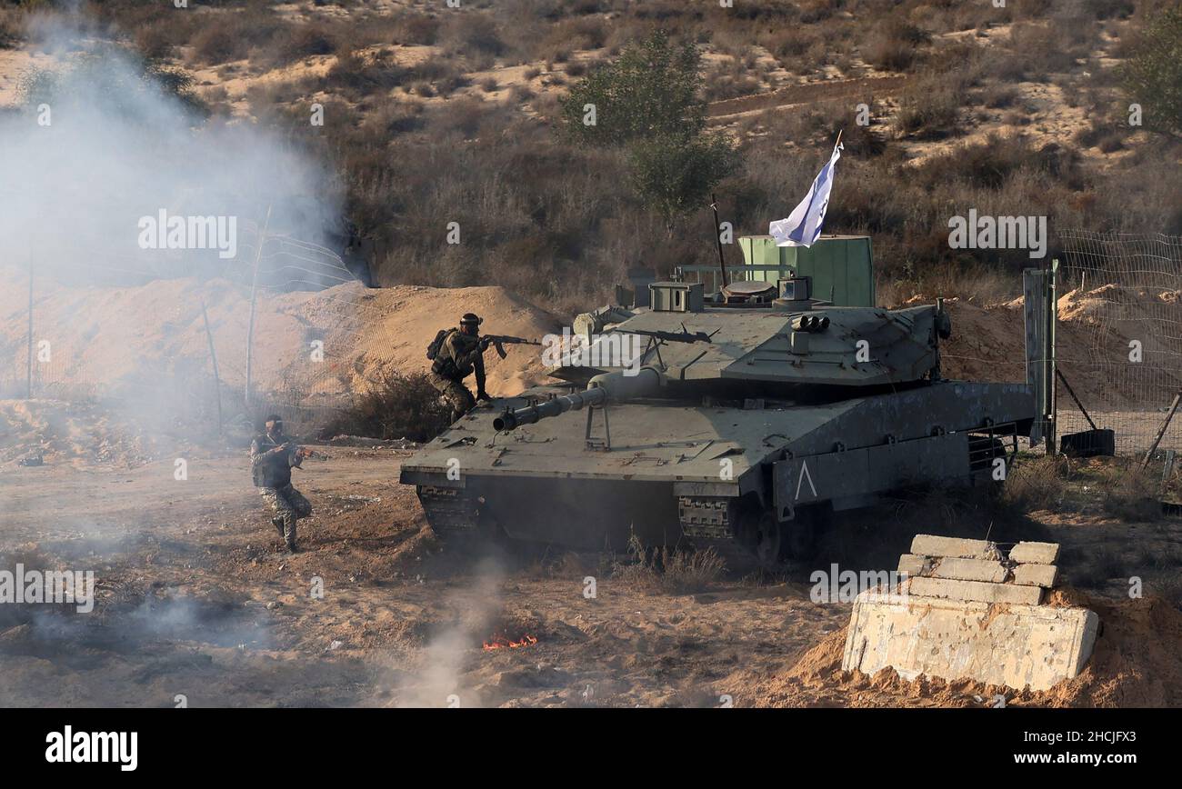 Kämpfer bewaffneter palästinensischer Gruppierungen aus dem Gazastreifen nehmen am Mittwoch, dem 29. Dezember 2021, an einer Militärübung Teil und simulieren einen Angriff auf einen israelischen Panzer an einem Ort in Rafah im südlichen Gazastreifen. Israel beschuss mutmaßliche Hamas Militärstandorte in Gaza am Mittwoch, nachdem ein israelischer Zivilist durch Schüsse aus der palästinensischen Enklave verletzt worden war, sagten Sicherheitsquellen in Gaza. Zwei palästinensische Bauern wurden durch das israelische Artillerieböll verletzt, das auf vier mutmaßliche Standorte abzielte, die vom militärischen Arm der Hamas, den Al-Qassam Brigaden, benutzt wurden, sagten die Quellen der Presse. Foto von Ismael Mohamad/UPI Stockfoto