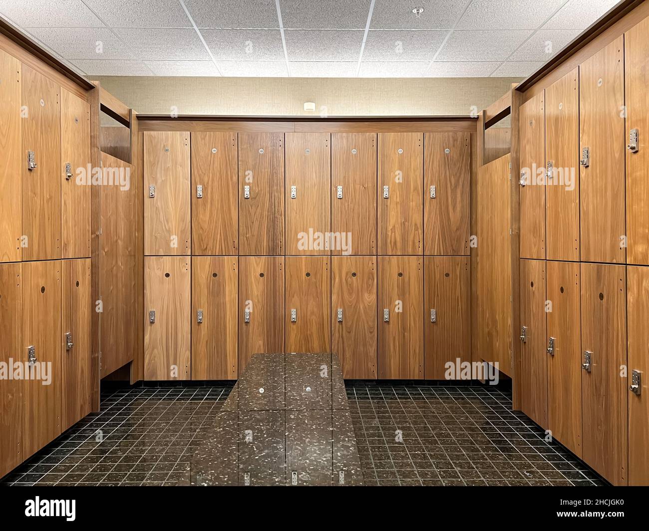 Öffentliche Schließfächer Zimmer mit Kombinationsschloss, stellen Sie sicher, vergessen Sie nicht Ihre Habseligkeiten nach der Verwendung der lockers.nobody innen. Stockfoto