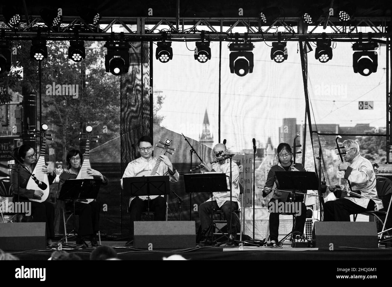 Toronto, Kanada - 08 19 2018: Traditionelle chinesische Musikdarsteller auf der Hauptbühne des Toronto Chinatown Festivals 18th. Stockfoto