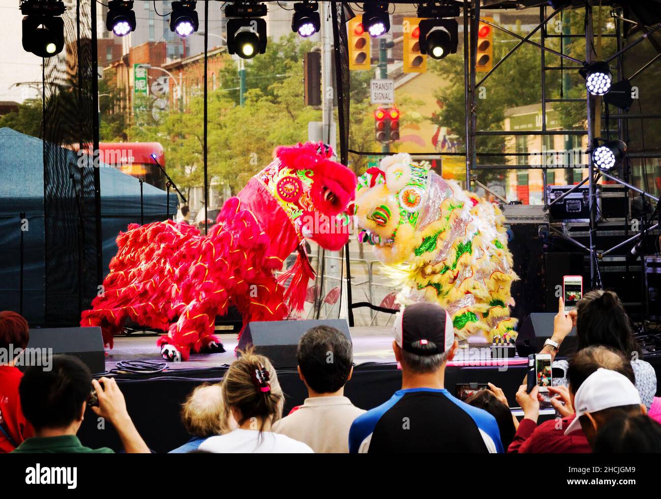 Toronto, Kanada - 08 19 2018: Das Thema des Toronto Chinatown Festivals 18th war Sprung durch das Dragons Gate. Traditionelle volkstümliche Figuren Stockfoto