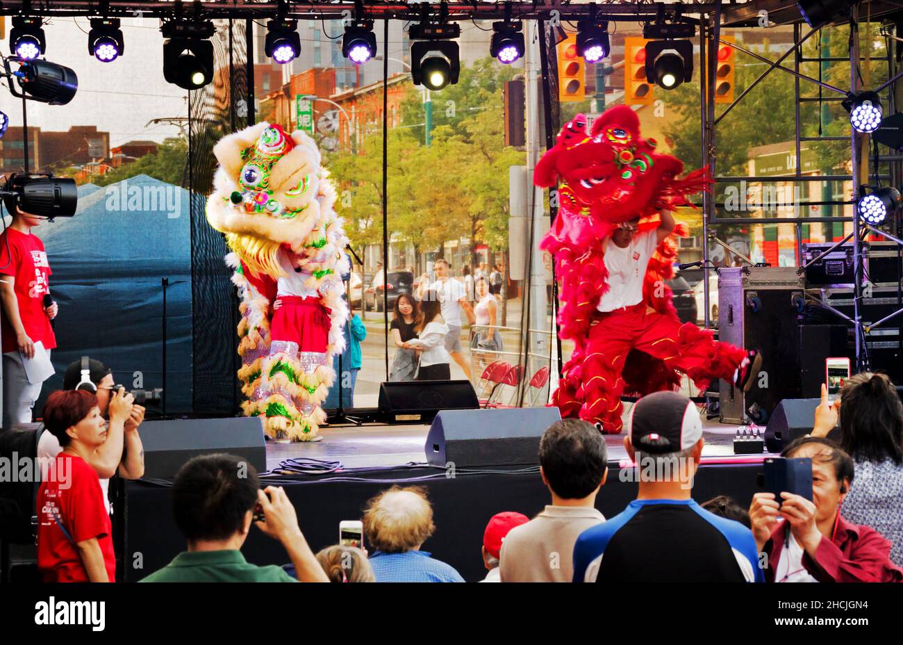Toronto, Kanada - 08 19 2018: Das Thema des Toronto Chinatown Festivals 18th war Sprung durch das Dragons Gate. Traditionelle volkstümliche Figuren Stockfoto