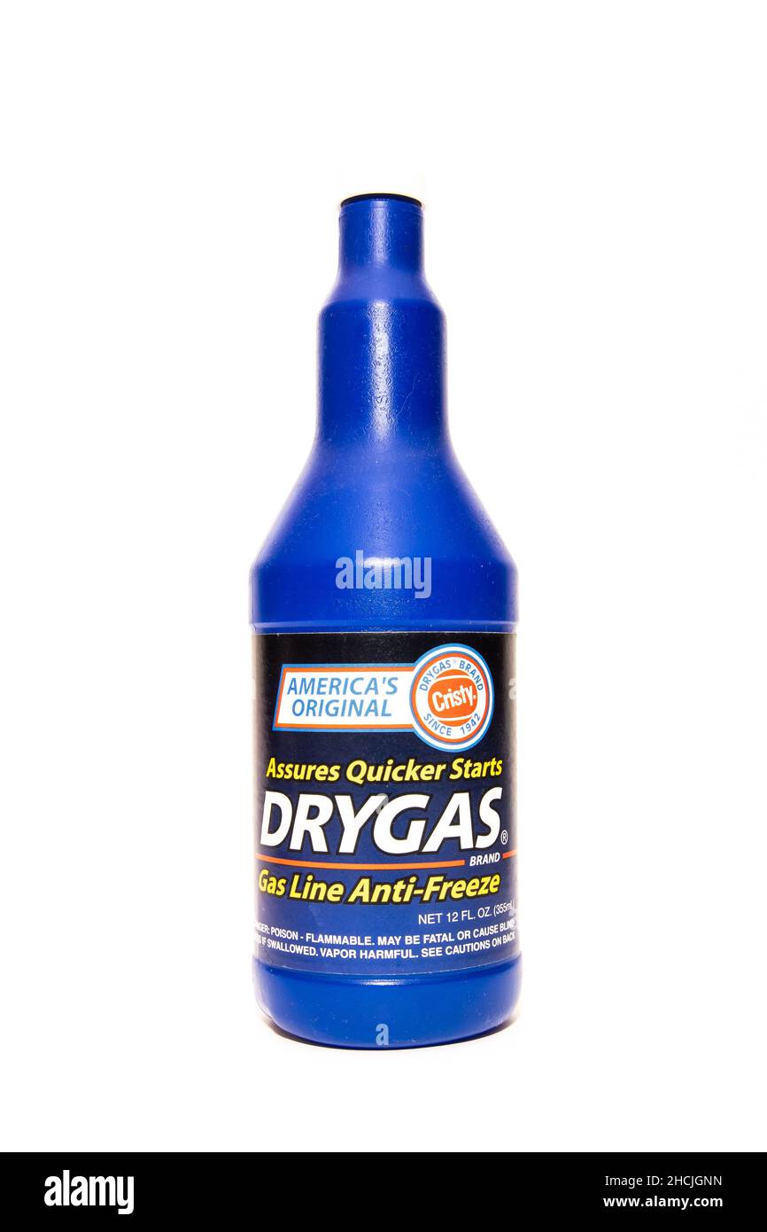 Eine blaue Plastikflasche mit Frostschutzmittel der Gasleitung der Marke DRYGAS für schnellere Fahrzeugstarts, isoliert auf Weiß. Stockfoto
