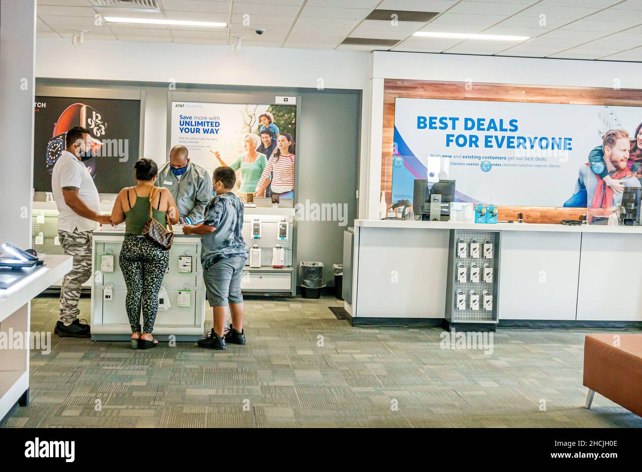 Miami Surfside Florida AT&T Handy Smartphone Store innerhalb Inneneinrichtung Mitarbeiter repräsentative Kunden Hispanic Familie Mutter Vater Sohn Schwarz männlich Stockfoto