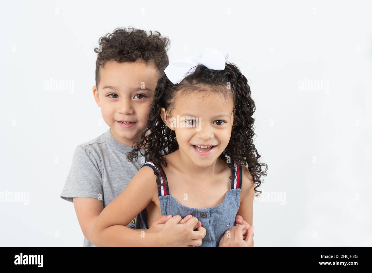 Nahaufnahme Porträt von 4-jährigen Mädchen, lächelnd, weißer Hintergrund, Porträt mit 3-jährigen Bruder Stockfoto