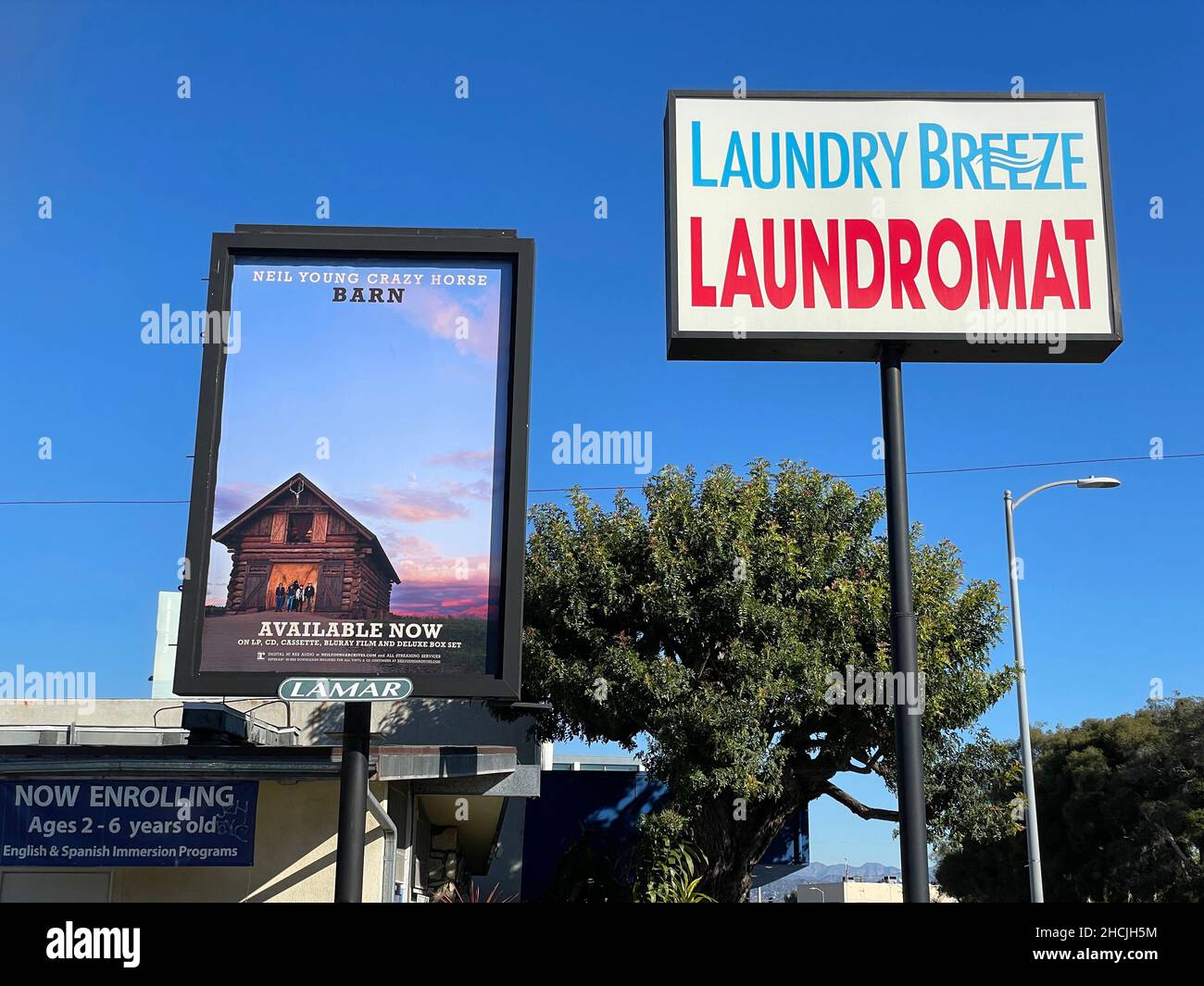 Gepostete Plakatwand für eine neue Veröffentlichung des Plattenkünstlers Neil Young mit dem Titel Barn on Street in Los Angeles, CA Stockfoto