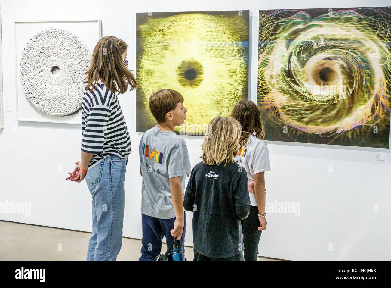 Miami Florida Art Basel Week KONTEXT Art Miami Show Shows inside interior gallerien Galerie Aussteller Aussteller Ausstellung Kunst zeitgenössische Kinder Chi Stockfoto